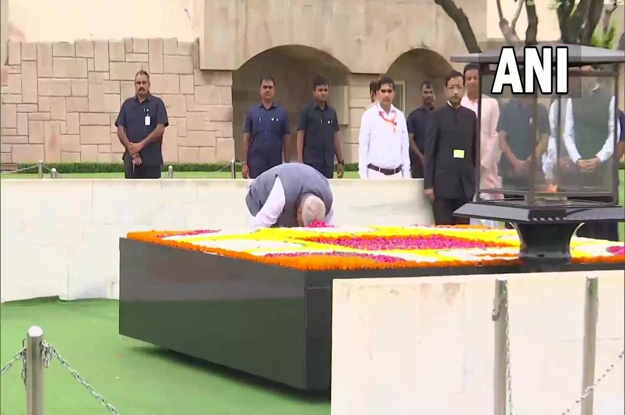 Vice President Oath: जगदीप धनखड़ ने राजघाट पर बापू को दी श्रद्धांजलि, आज लेंगे उपराष्ट्रपति पद की शपथ