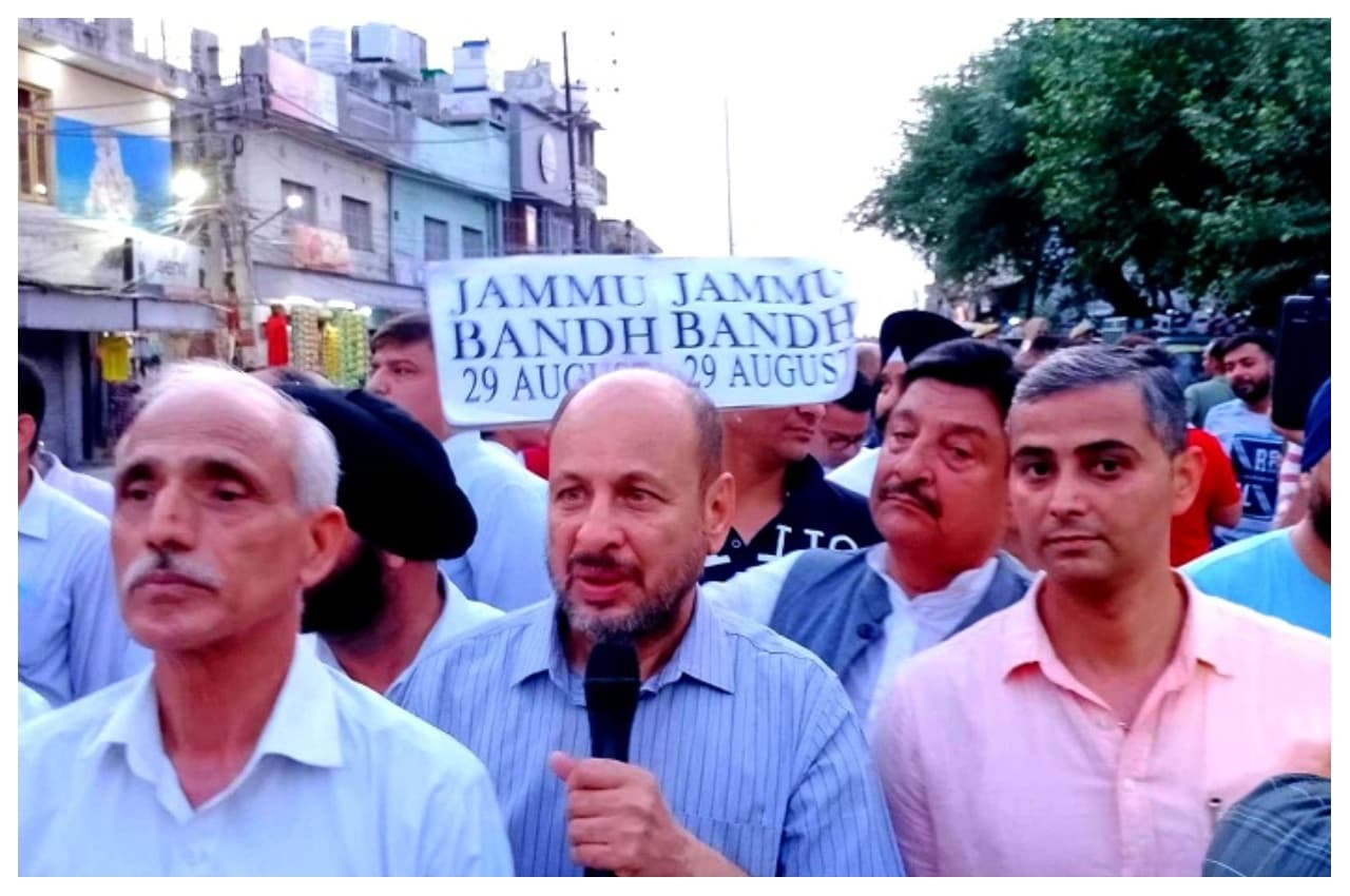 Jammu Kashmir:  बंद का दिखा मिलाजुला असर , स्कूल खुले तो दुकानें थी बंद