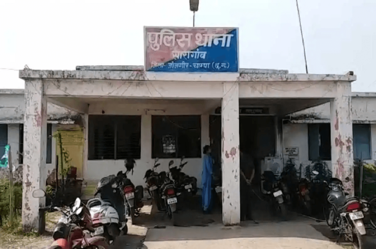 Chhattisgarh : थाने के सामने TI से मारपीट कर फाड़ी वर्दी, अपने ही थाने में पीड़ित बनकर लिखवाई रिपोर्ट