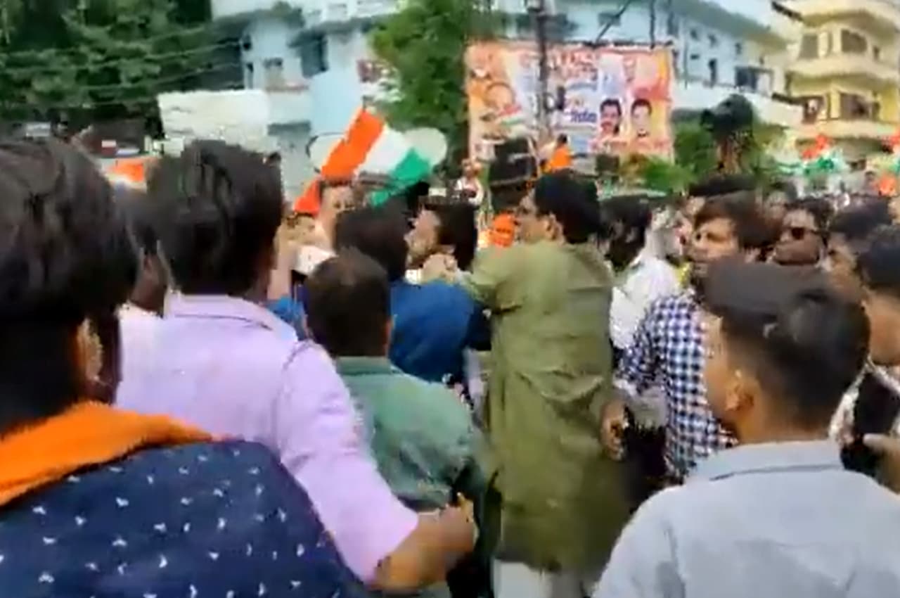 Kanpur News: तिरंगा यात्रा में भिड़े युवा, दोनों ओर से जमकर चले लात-घूंसे, देखें Video