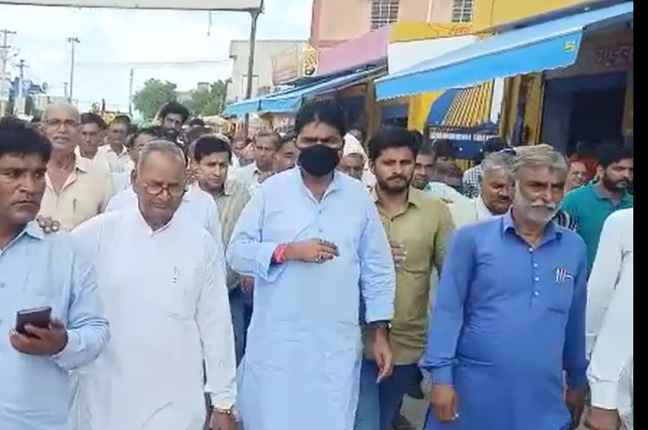 Rajasthan: खाटूश्यामजी मंदिर में मची भगदड़ में तीन की मौत, दातारामगढ़ विधायक वीरेंद्र सिंह ने मंदिर कमेटी का किया घेराव