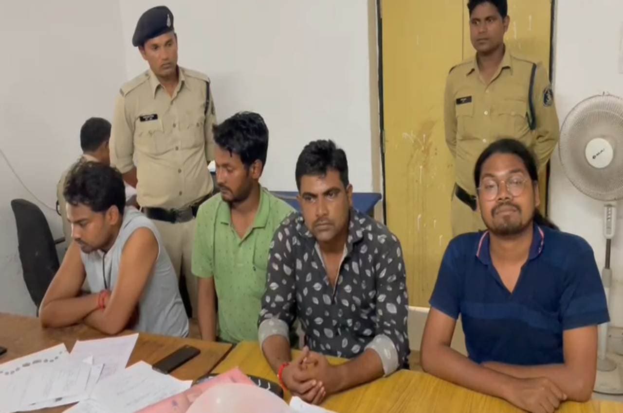 Chhattisgarh: फिल्मी स्टाइल में 3 दोस्तों का हुआ अपहरण, पूर्व जिला अध्यक्ष सहित 4 आरोपी गिरफ्तार