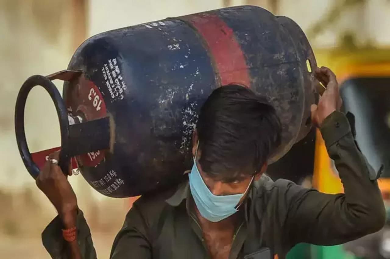 LPG Cylinder Price: खुशखबरी! सस्ता हो गया LPG सिलिंडर, यहां जानें आपके शहर में क्या है नया रेट