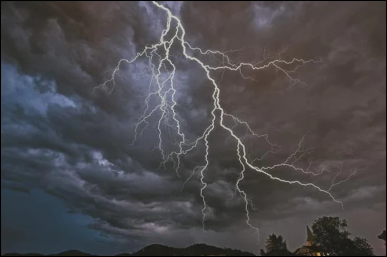 MP Weather Alert: राजधानी समेत इन जिलों में होगी भीषण बरसात,आकाशीय बिजली गिरने को लेकर अलर्ट जारी