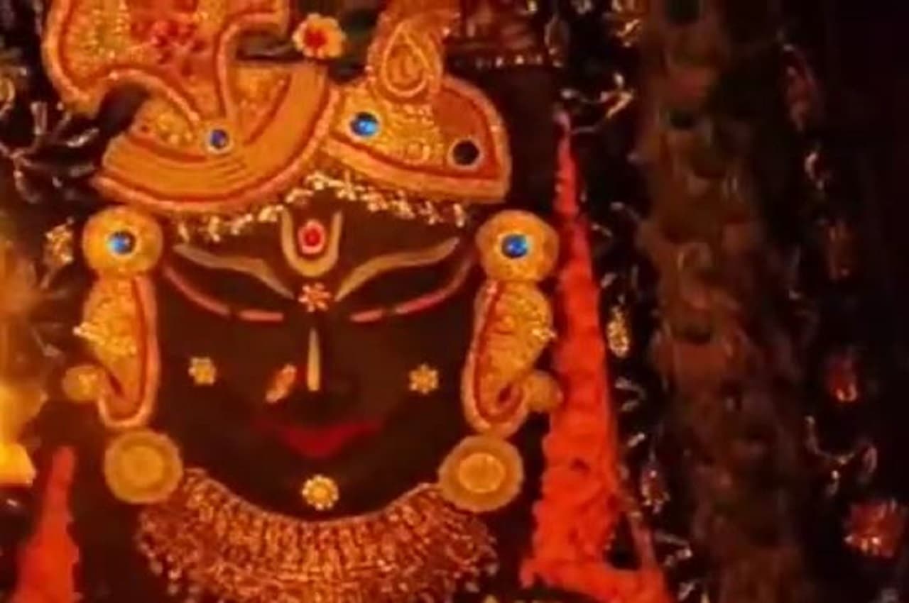 MP News: जन्माष्टमी के मौके पर बाबा महाकाल का श्री कृष्ण स्वरूप में किया गया श्रृंगार, यहां देखें मनमोहक रूप