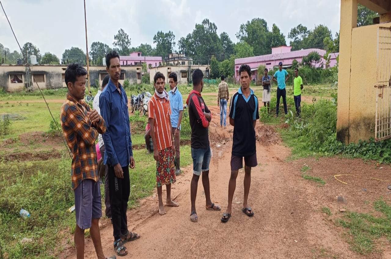 CG: नक्सलियों का तांडव जारी, पुलिस मुखबिरी के शक में ग्रामीण का रेत दिया गला