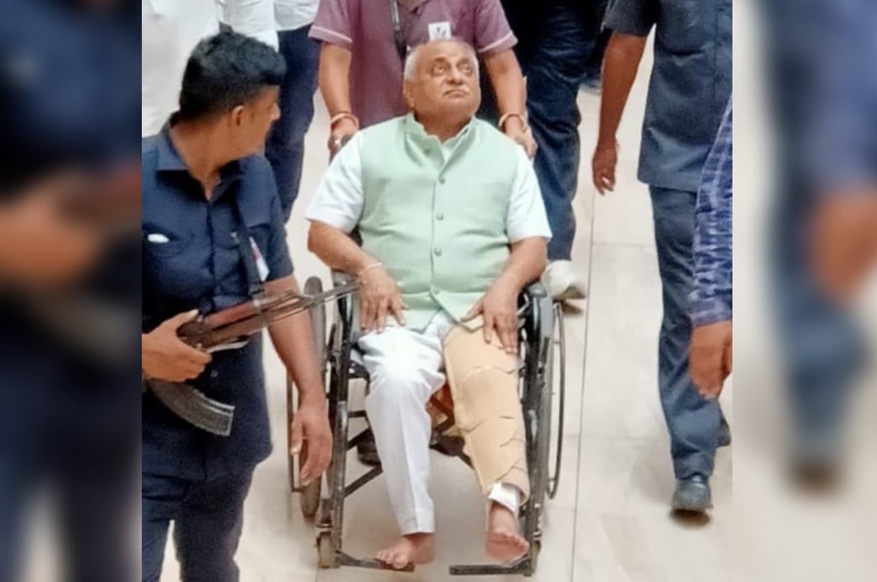 गुजरात: तिरंगा यात्रा के दौरान पूर्व CM नितिन पटेल को गाय ने मारा सींग, Video आया सामने