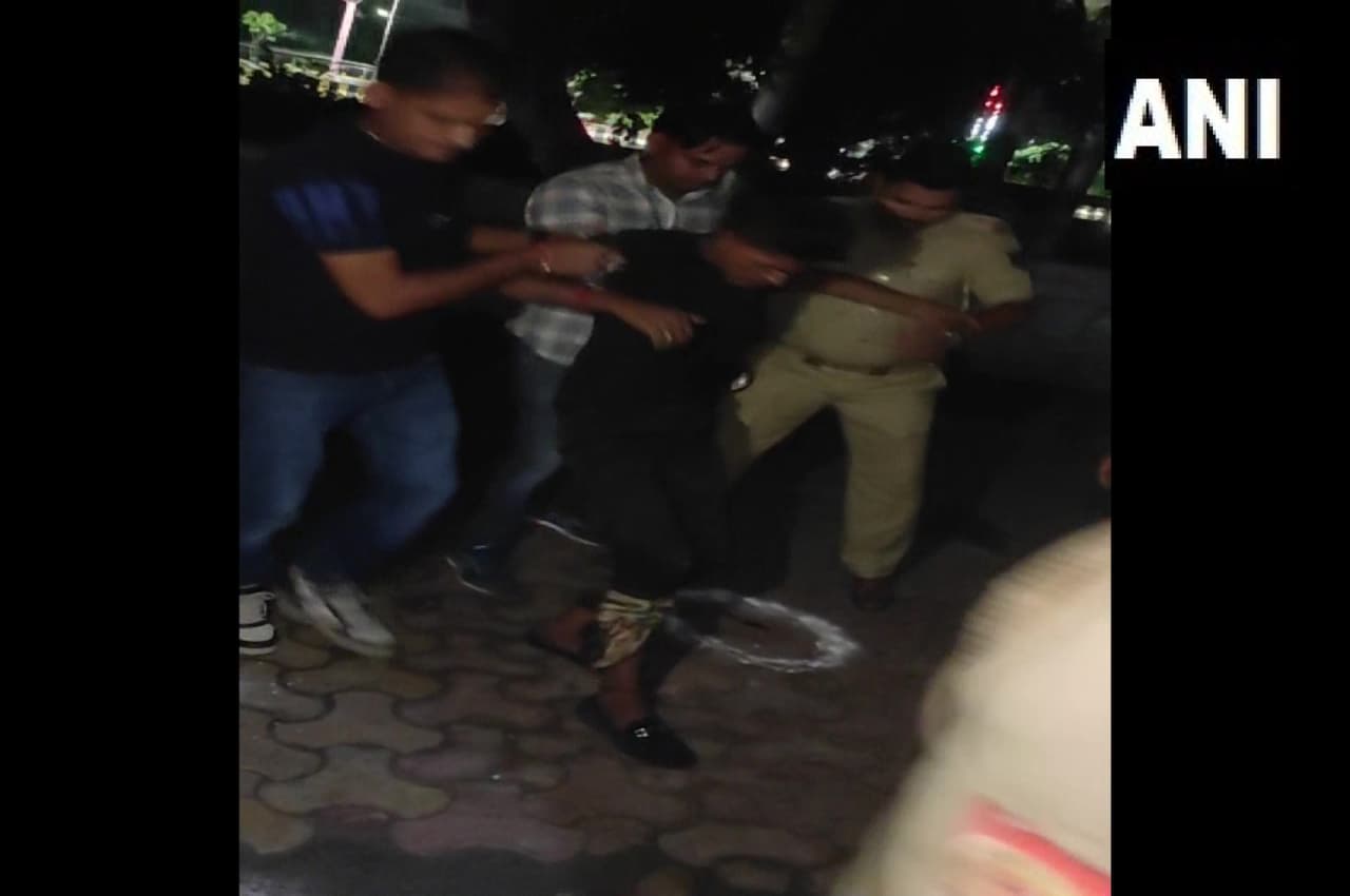 Noida Crime News: पुलिस को देख लुटेरों ने कर दी फायरिंग, जवाब में पैर में पड़ी गोली