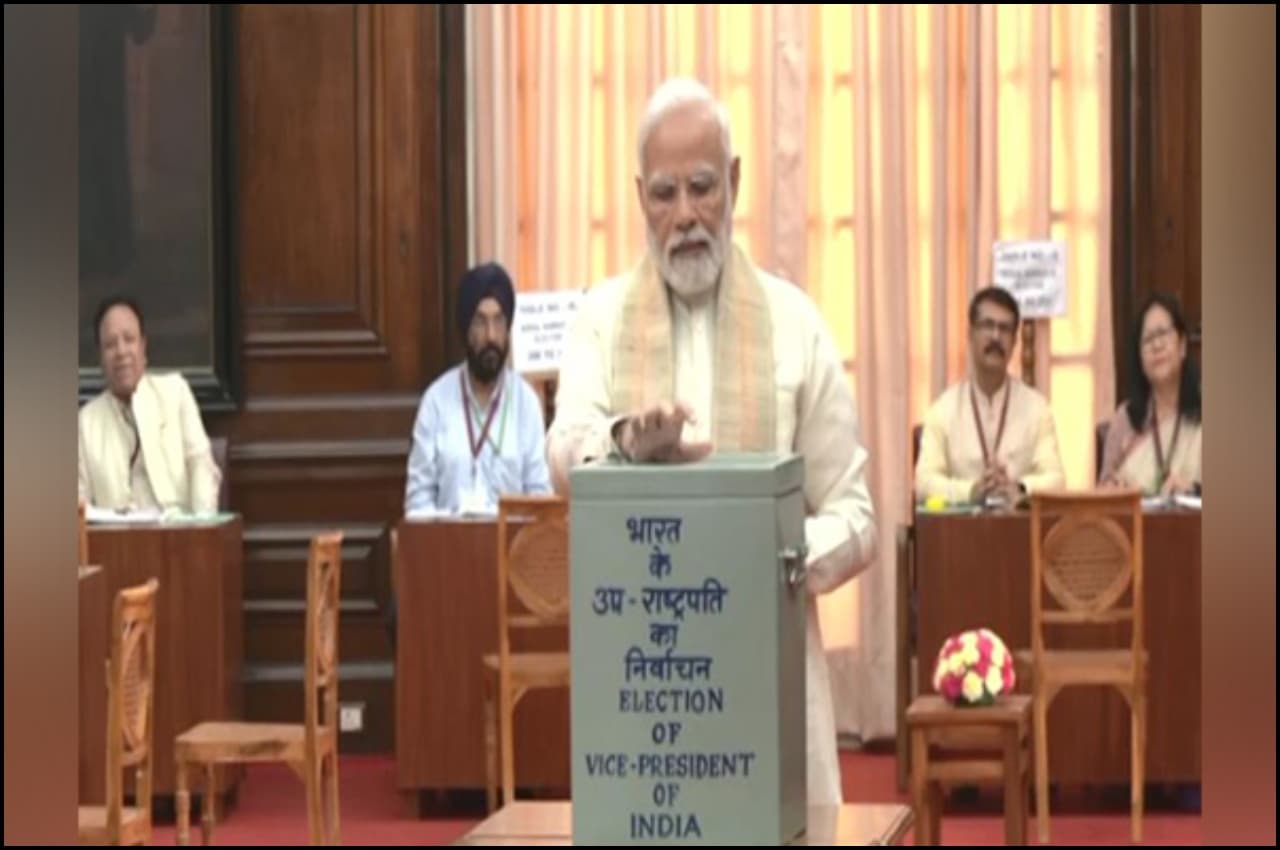 Vice President Election 2022: उपराष्ट्रपति पद के लिए मतदान जारी, पीएम मोदी समेत इन राजनीतिक हस्तियों ने डाला वोट