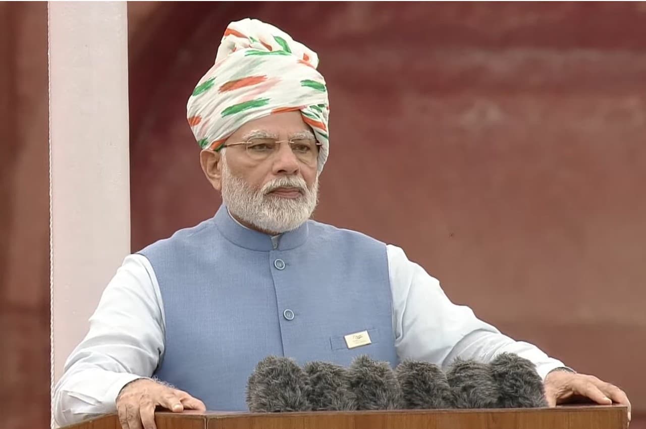 'जब हम ऊंचा उड़ेंगे, तभी हम विश्व को भी समाधान दे पाएंगे', लाल किले से बोले PM मोदी
