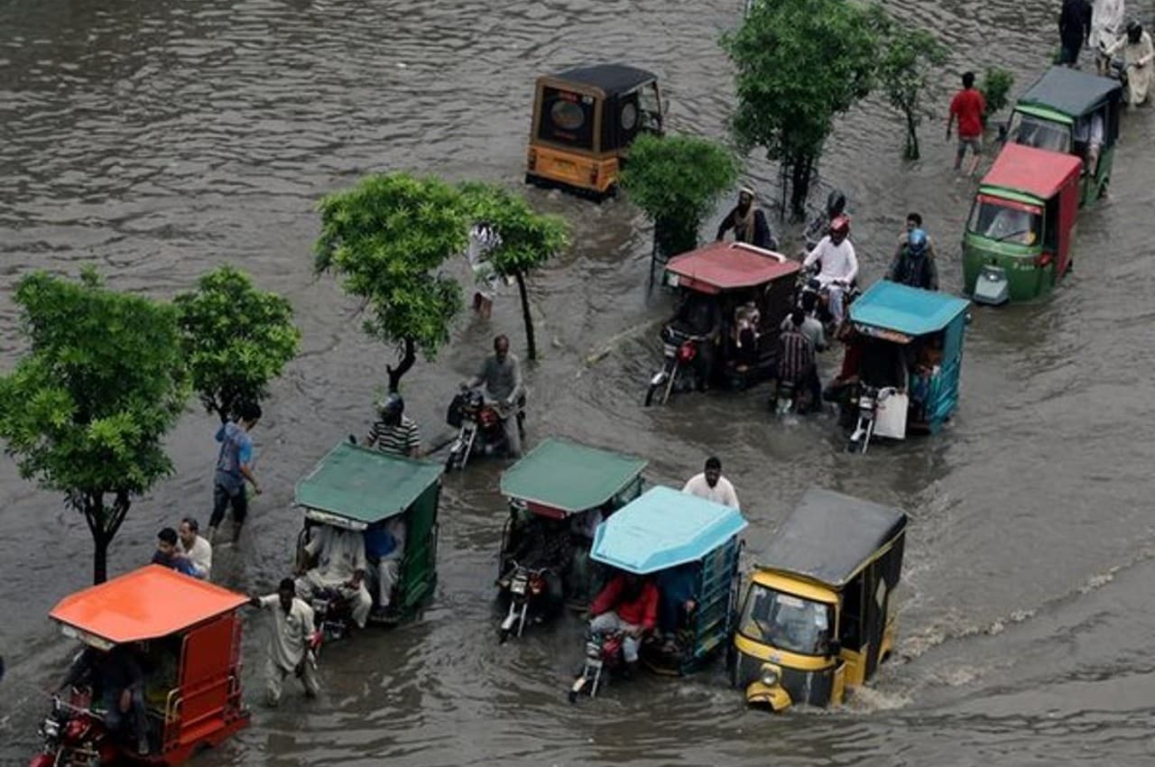 Pakistan Floods: पाकिस्तान में बाढ़ से मरने वालों की संख्या 1,000 के पार, 57 लाख लोग हुए हैं प्रभावित
