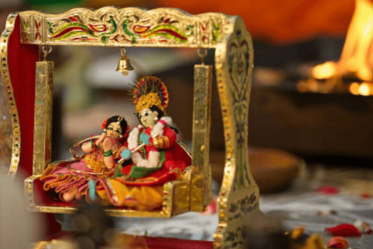 Janmashtami 2022: जन्माष्टमी पर कृष्ण-कन्हैया को पालने में झुलाने की क्यों है मान्यता, जानें वजह