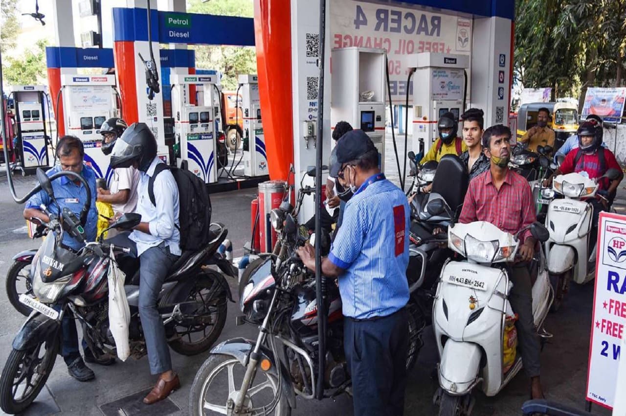 Petrol Diesel Price 2 February 2023: बजट के बाद पेट्रोल-डीजल के नए दाम जारी, जानें एक लीटर तेल के लिए अब कितना करना होगा भुगतान