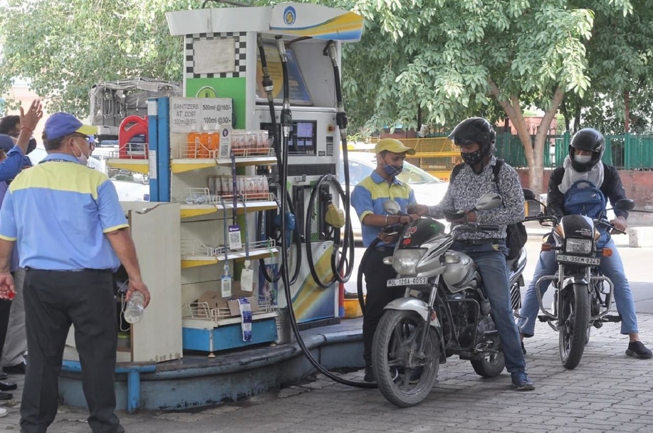 Petrol Diesel Price 5 March 2023 : फटाफट यहां चेक करे चेक करें पेट्रोल डीजल के रेट