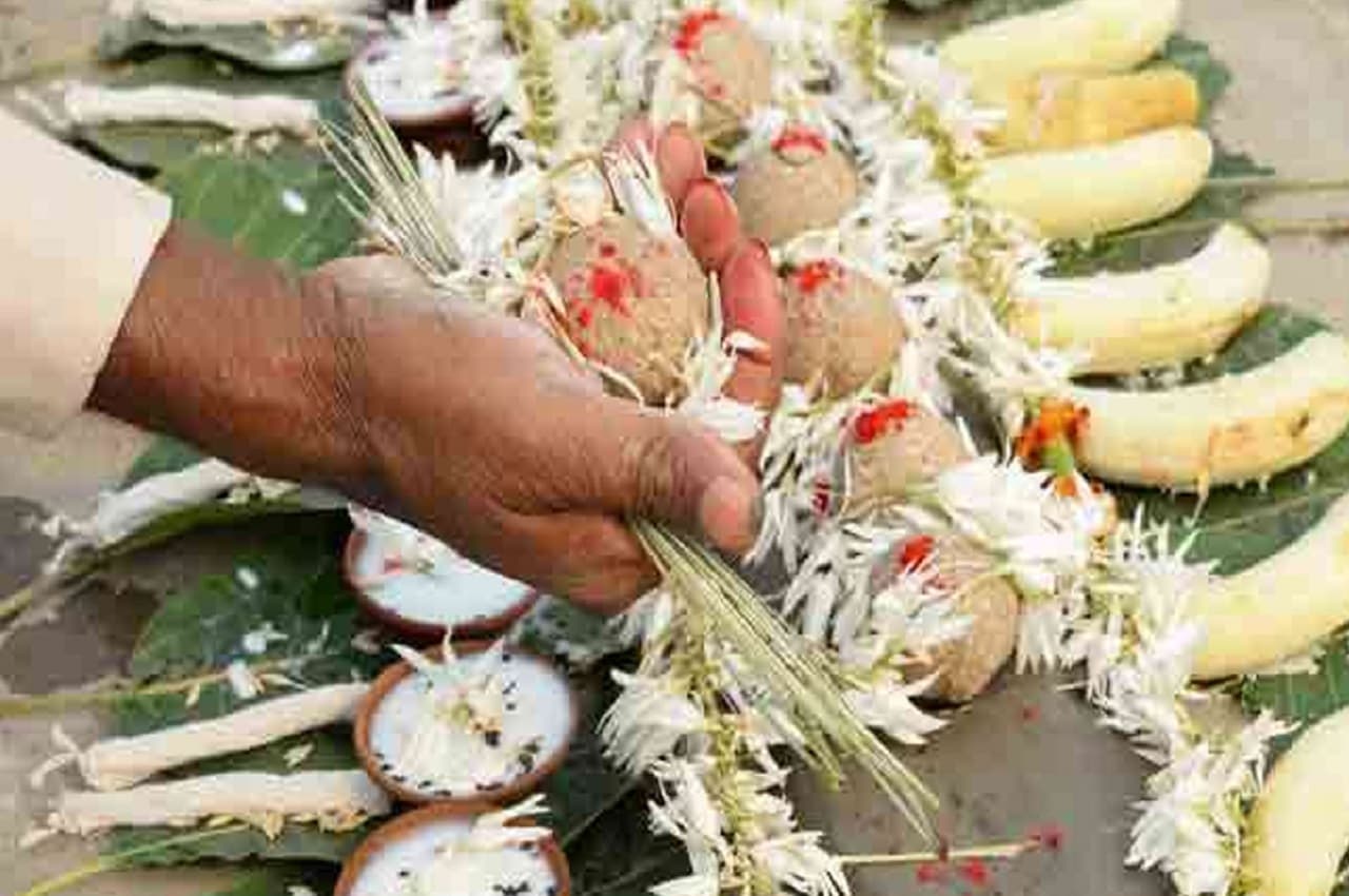 Pitru Paksha 2022: श्रद्धा के साथ से करें अपने पितरों का श्राद्ध, दूर होंगे पितृ दोष, जानें- लक्षण और उपाय