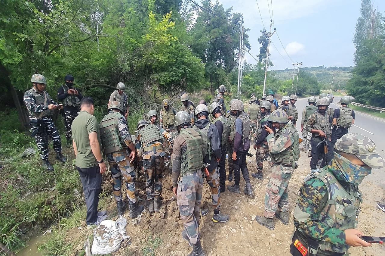 Jammu Kashmir: स्वतंत्रता दिवस से पहले देश को दहलाने की साजिश नाकाम, पुलवामा में 25-30 किलो IED बरामद