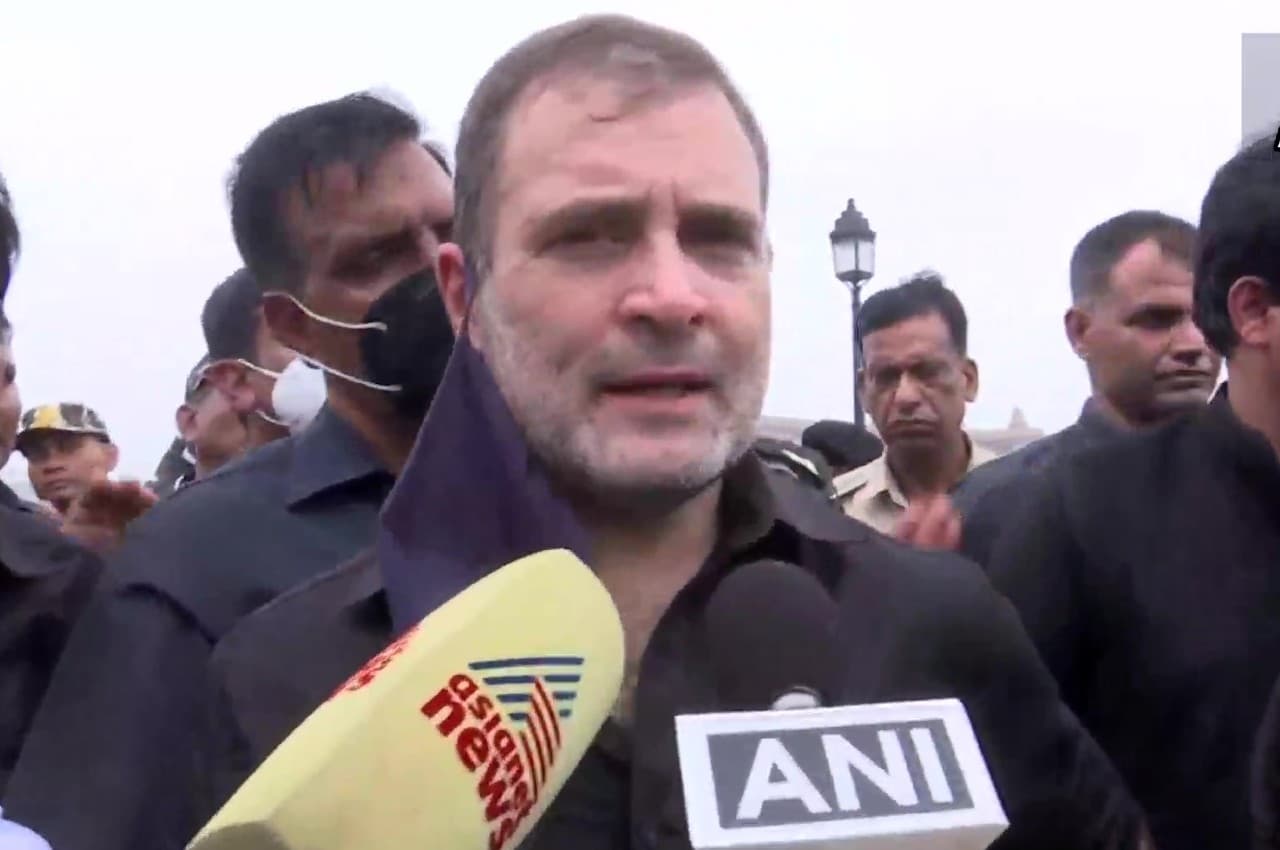 Congress Protests: काले कपड़े में कांग्रेस का प्रदर्शन, हिरासत में लिए गए राहुल-प्रियंका समेत कई नेता