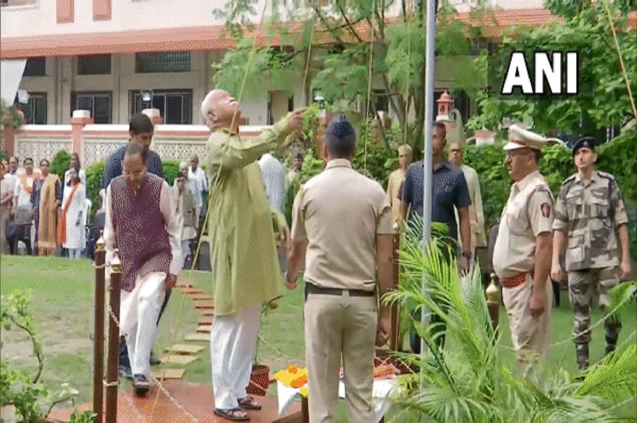 RSS प्रमुख मोहन भागवत ने कड़ी सुरक्षा के बीच नागपुर मुख्यालय पर फहराया राष्ट्रीय ध्वज