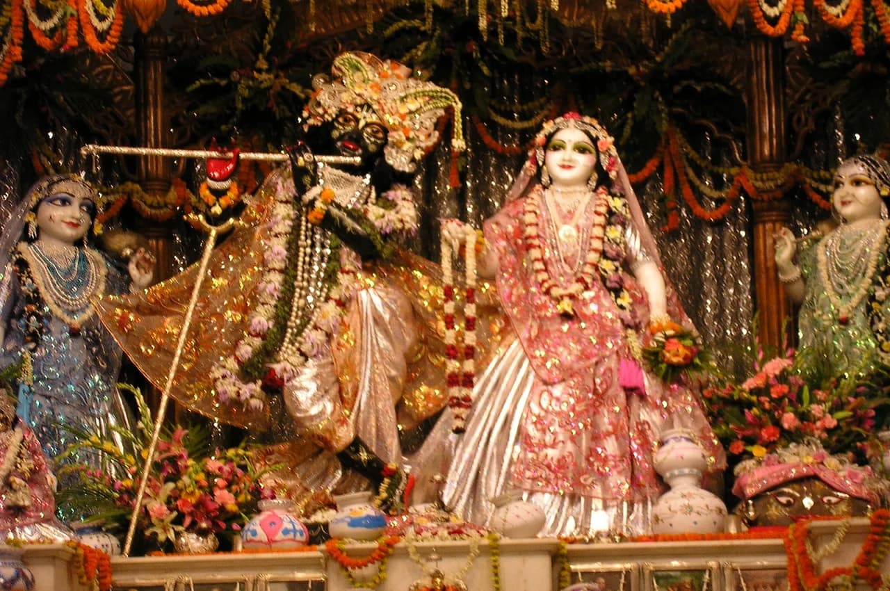 Janmashtami 2022: भगवान कृष्ण ने राधा से प्रेम के बाद भी रुक्मिनी से की शादी, वजह जानकर हैरान हो जाएगे आप?