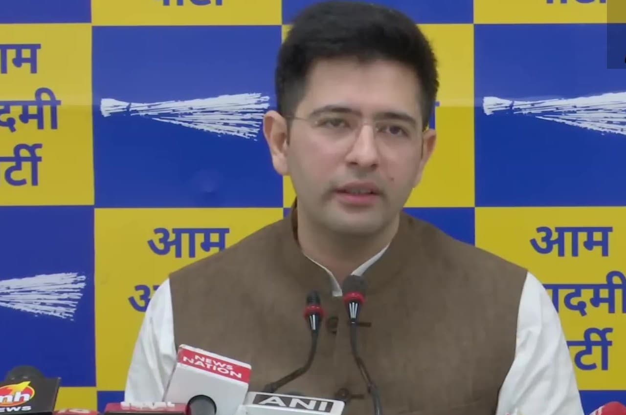 पंजाब में कानून व्यवस्था को लेकर राजनाथ सिंह ने उठाए सवाल, तो राघव चड्ढा ने दिलाई मणिपुर, दिल्ली की याद