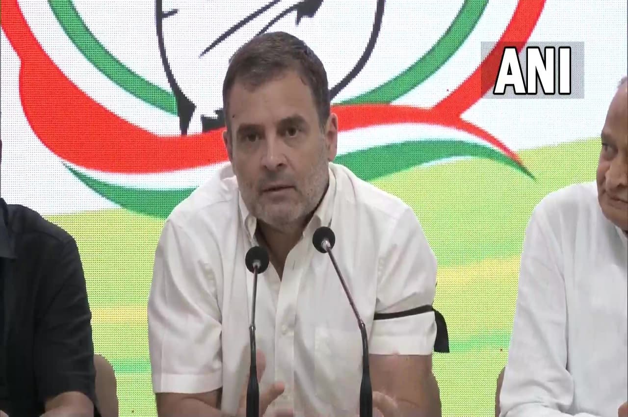 गुजरात दंगों में सामूहिक बलात्कार और हत्या के दोषियों को रिहा करने पर राहुल गांधी ने पीएम मोदी पर निशाना साधा