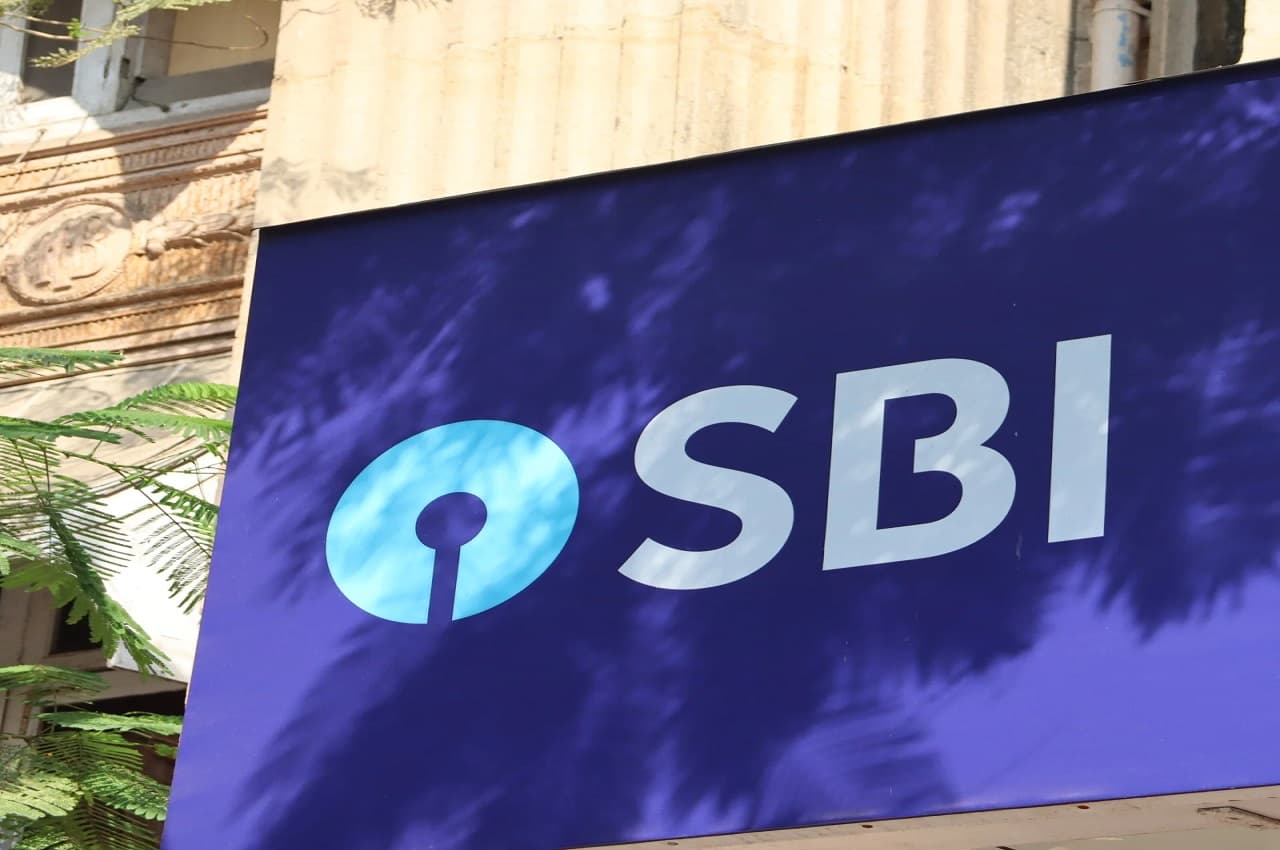 SBI Loan Emi Hike: सबसे बड़े बैंक ने दिया झटका! अब SBI से मिलेगा महंगा लोन, देखें- कितनी बढ़ी ईएमआई?