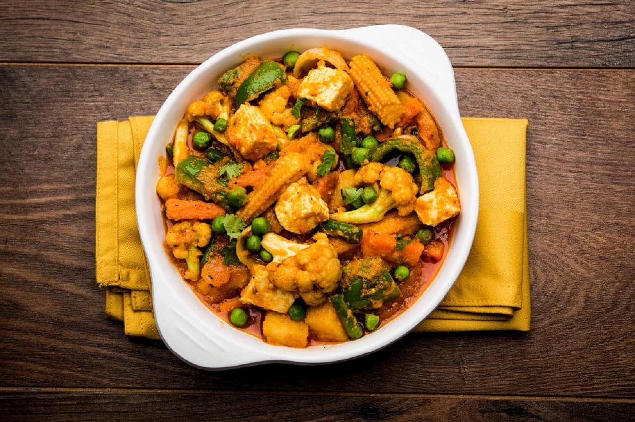 Satrangi Sabji Recipe: इस वीकेंड फैमिली डिनर में बनाएं स्पेशल सतरंगी सब्जी, जानें इंस्टेंट रेसिपी