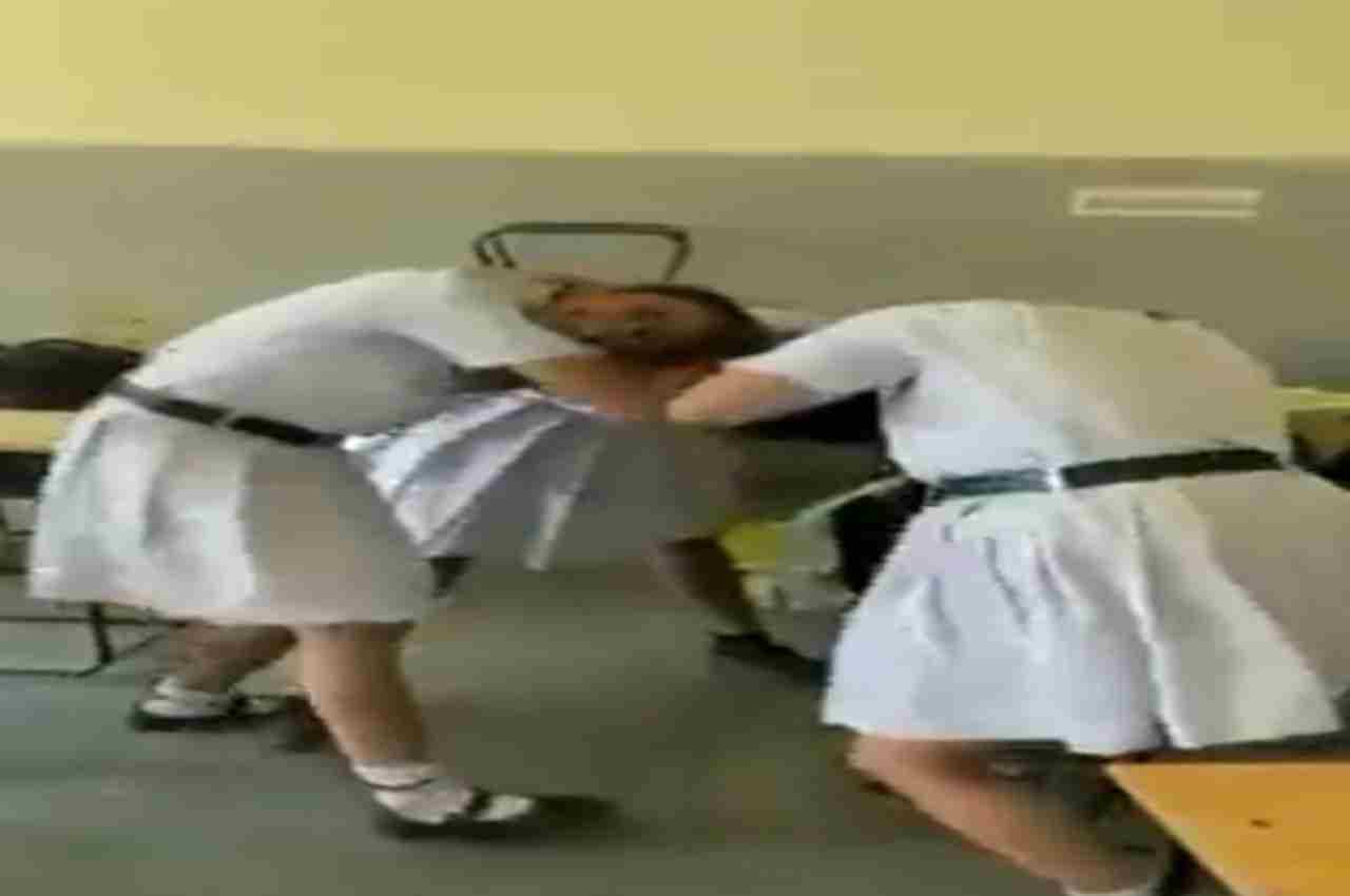 Viral Video:  अचानक गुस्से से लाल हुईं लड़कियां एक-दूसरे को ऐसा पटका, वीडियो देख उड़ जाएंगे होश