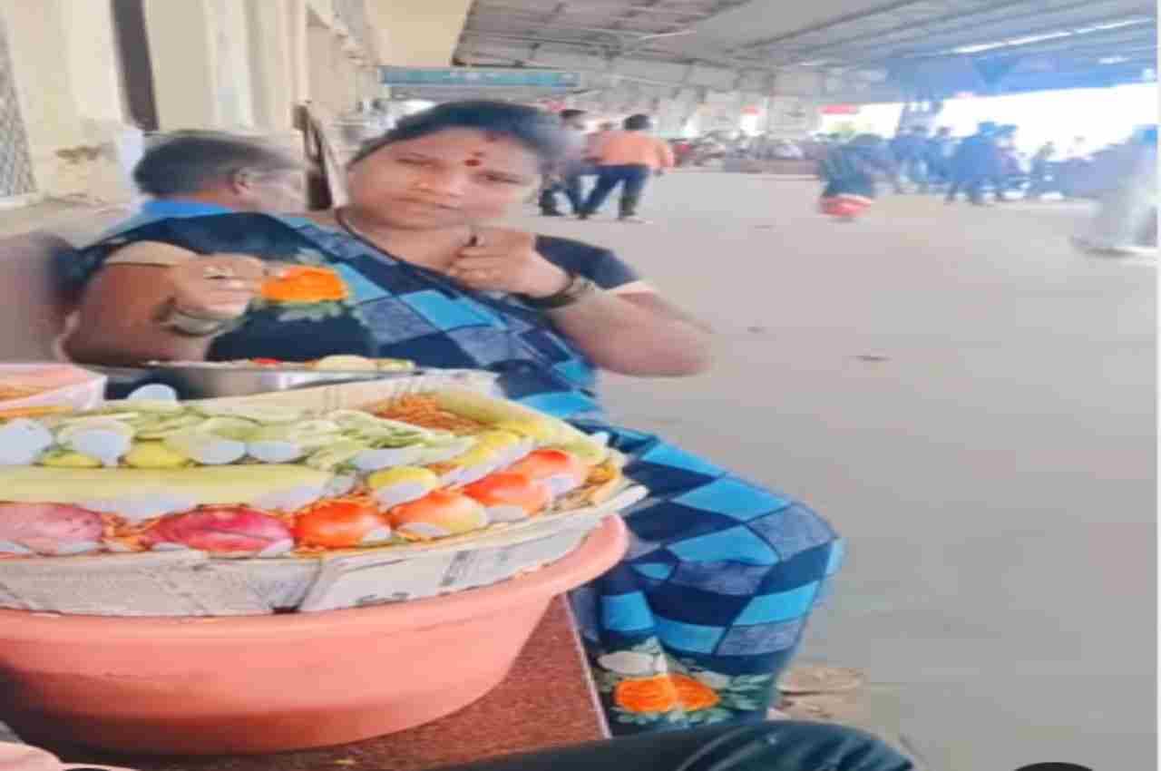 Viral Video: महिला ने भेलपुरी बेचते हुए दिखाया अपना गजब का टैलेंट, लोगों ने कहा- "वाह सुपर से ऊपर"
