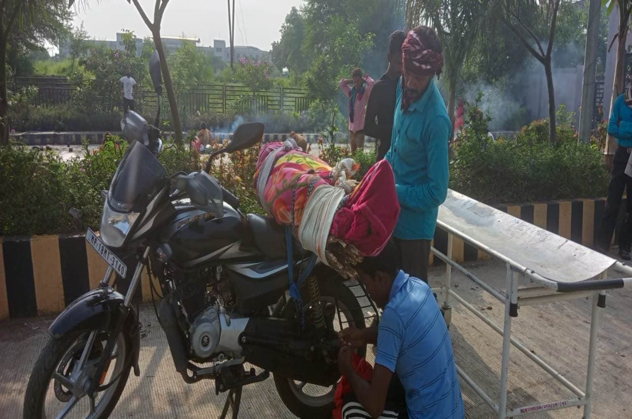 MP: शर्मनाक! मां का शव बाइक पर ले जाने के लिए बेटे मजबूर, स्वास्थ्य विभाग कटघरे में, देखें वीडियो