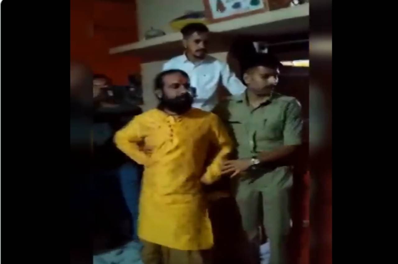 MP: बंद कमरे में शिष्या के साथ मिला कथावाचक, पत्नी ने रंगे हाथों पकड़ा, वीडियो वायरल