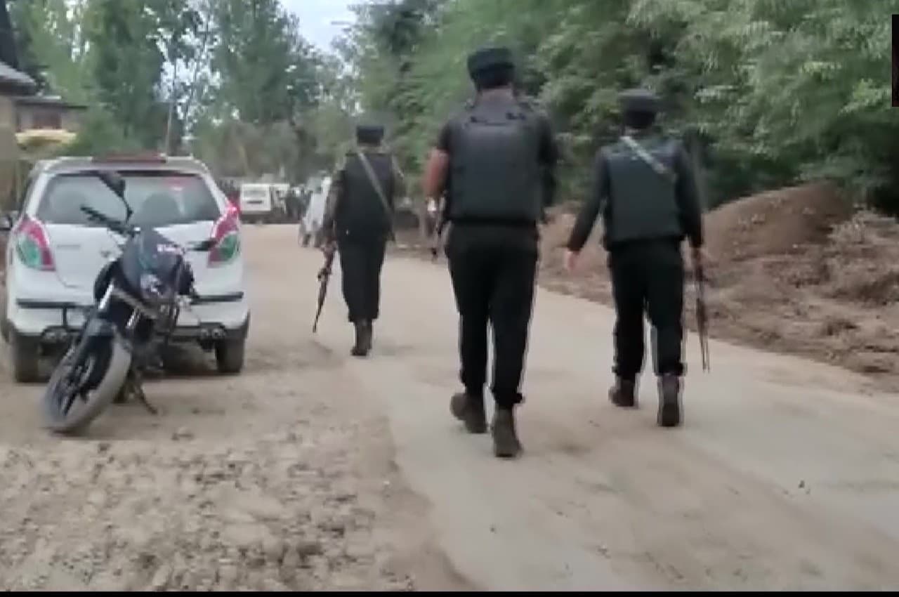 Shopian Encounter: जम्मू-कश्मीर में सुरक्षाबलों का एक्शन जारी, शोपियां में लश्कर के 3 आतंकी ढेर