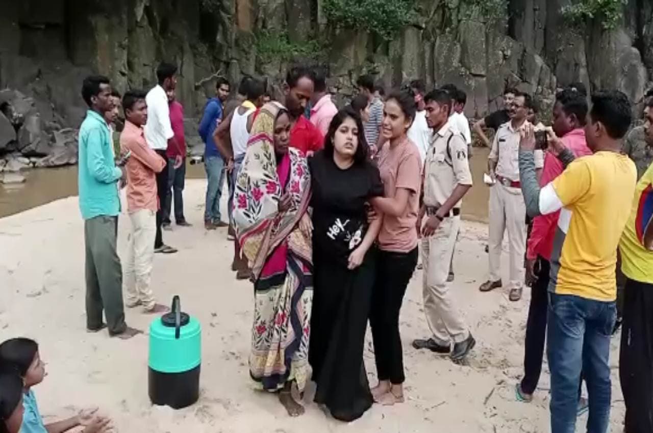 MP: छत्तीसगढ़ में पिकनिक मनाने गए 7 लोग वाटरफॉल में डूबे, 6 की मौत