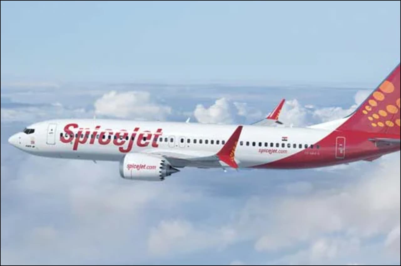 मनाही के बावजूद बादलों के बीच उड़ाया यात्री विमान, SpiceJet के पायलट-इन-कमांड का लाइसेंस निलंबित