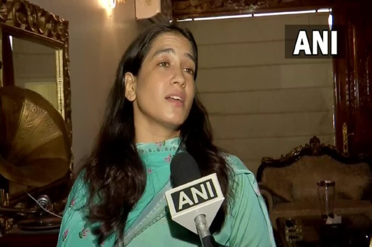 BJP का नेता है श्रीकांत त्यागी? पत्नी ने किया नया दावा, सांसद महेश शर्मा पर भी बोला हमला