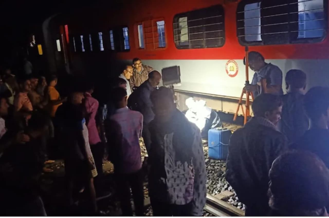 महाराष्ट्र: पैसेंजर ट्रेन मालगाड़ी से टकराई, तीन बोगी पटरी से उतरीं, पचास से अधिक घायल