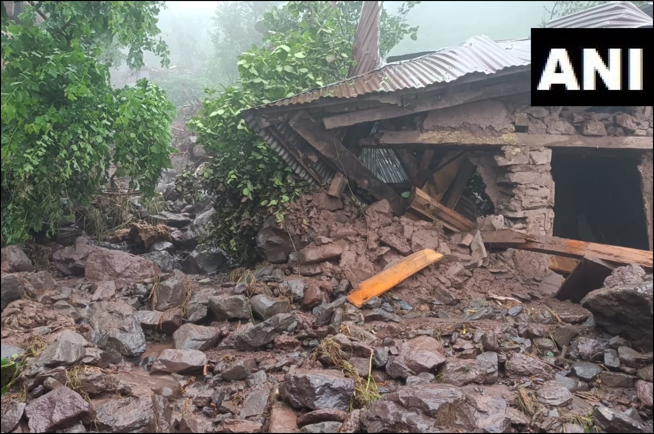 जम्मू-कश्मीर: उधमपुर में मिट्टी का घर ढहने से दो बच्चों की मौत, एलजी सिन्हा ने जताई संवेदना