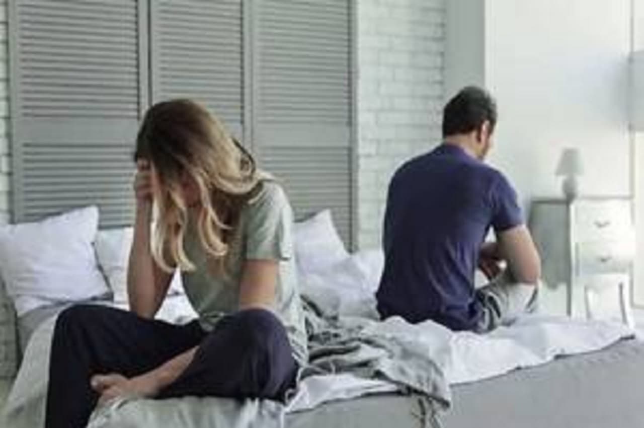 Vastu Tips: बेडरूम के ये 7 वास्तु दोष दांपत्य जीवन में घोलते हैं जहर, ऐसे करें समाधान