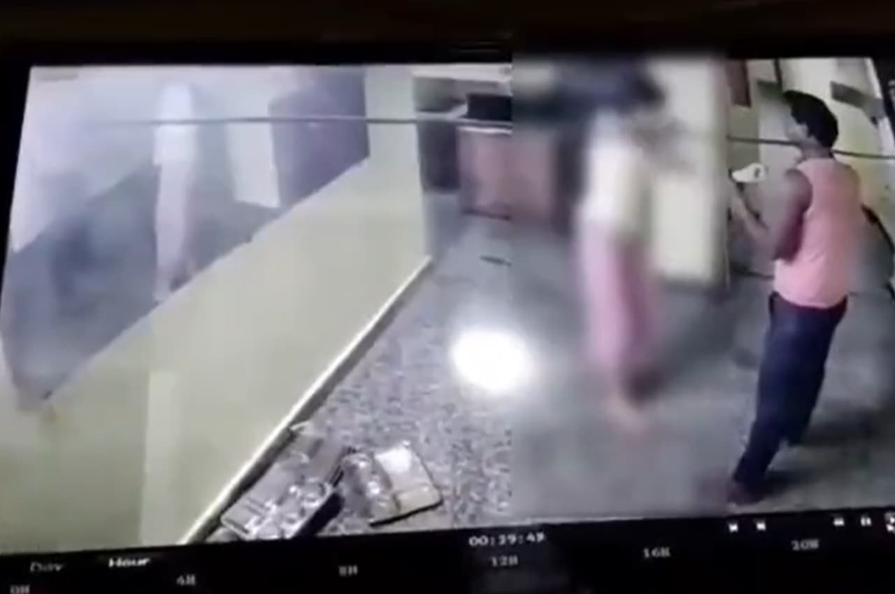 दिल्ली: निजी छात्रावास में गार्ड ने लड़कियों के साथ की छेड़छाड़, आक्रोशित करने वाला वीडियो वायरल