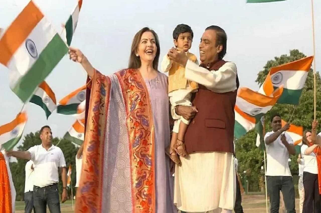 Independence Day 2022: पोते पृथ्वी के साथ नीता और मुकेश अंबानी ने मनाया आजादी का जश्न, देखें वीडियो