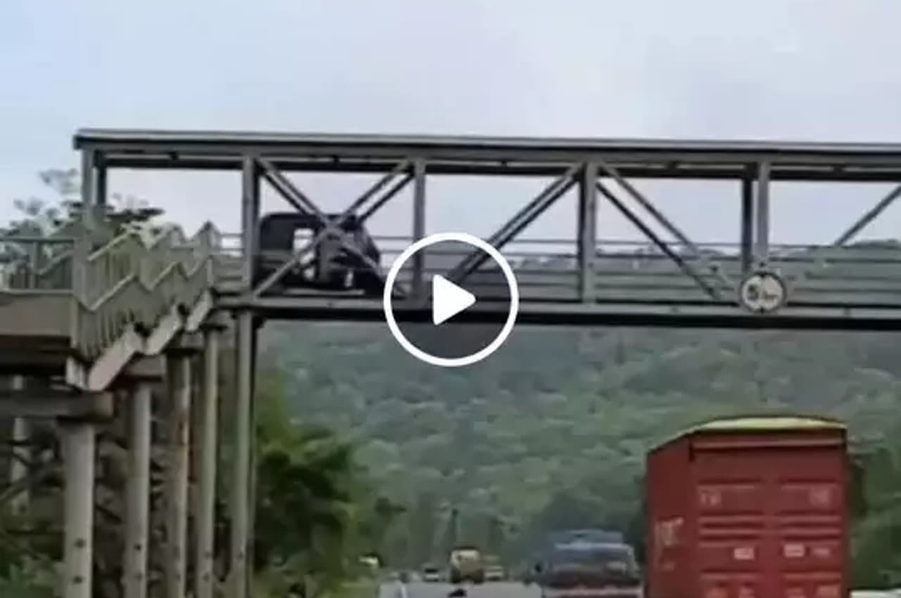 Viral Video: U Turn लेने के बजाए फुट ओवरब्रिज पर चढ़ाया ऑटो रिक्शा, वायरल हो रहा वीडियो