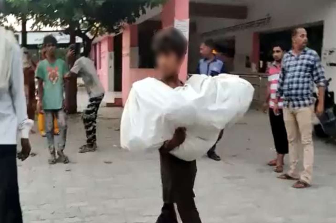 Video: एंबुलेंस नहीं मिली तो मासूम का शव गोद में ले गया 10 साल का भाई, सौतेली मां ने की थी हत्या
