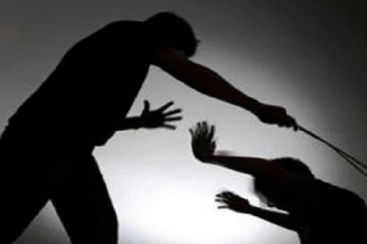 शिक्षक बना जल्लादः हैंड राइटिंग खराब होने पर बच्ची को इतना पीटा कि एक आंख से दिखना बंद हुआ