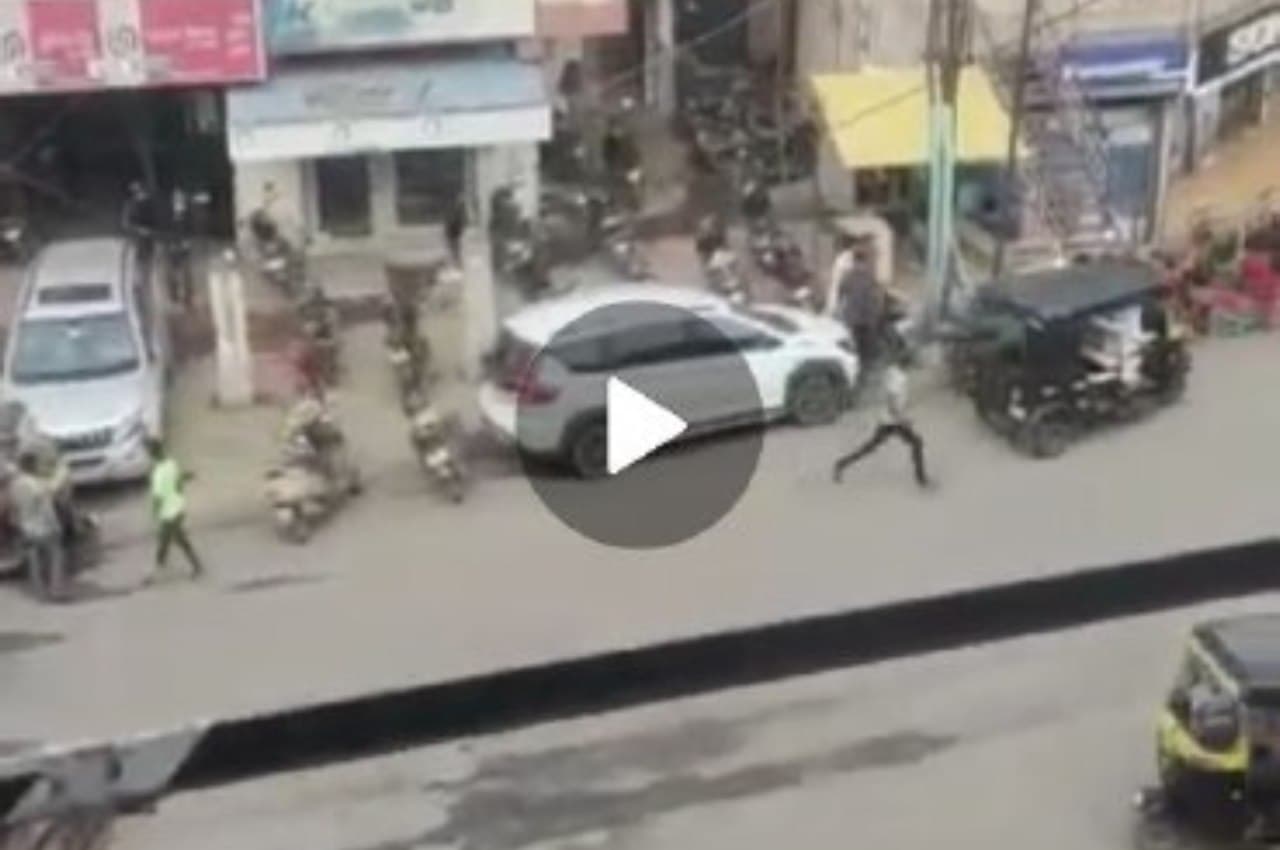 भरूच: कैमरे में कैद हुई बैंक डकैती, लुटेरों ने भागते हुए पुलिस पर की फायरिंग
