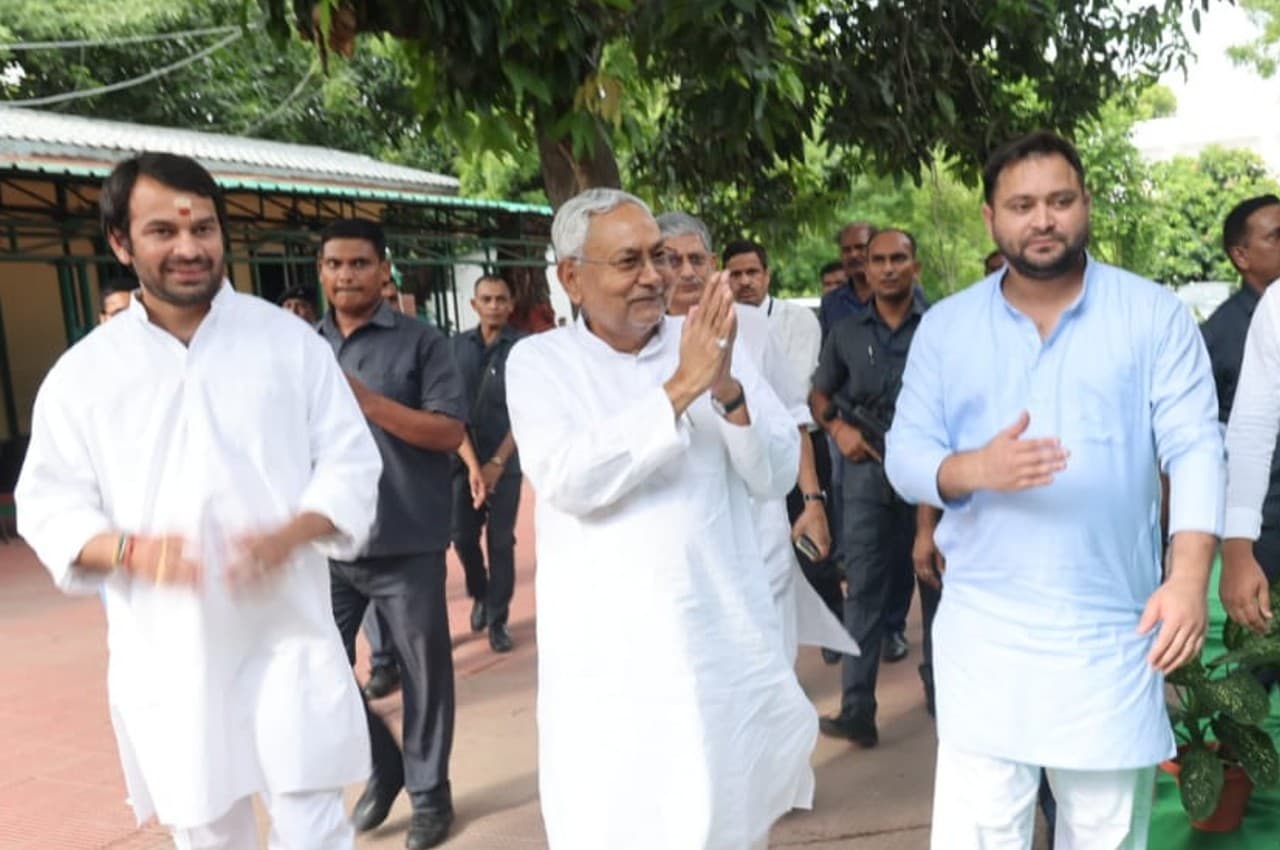 Bihar Politics: नीतीश कुमार और तेजस्वी यादव आज 2 बजे लेंगे शपथ, मंत्रिमंडल गठन का फार्मूला तय