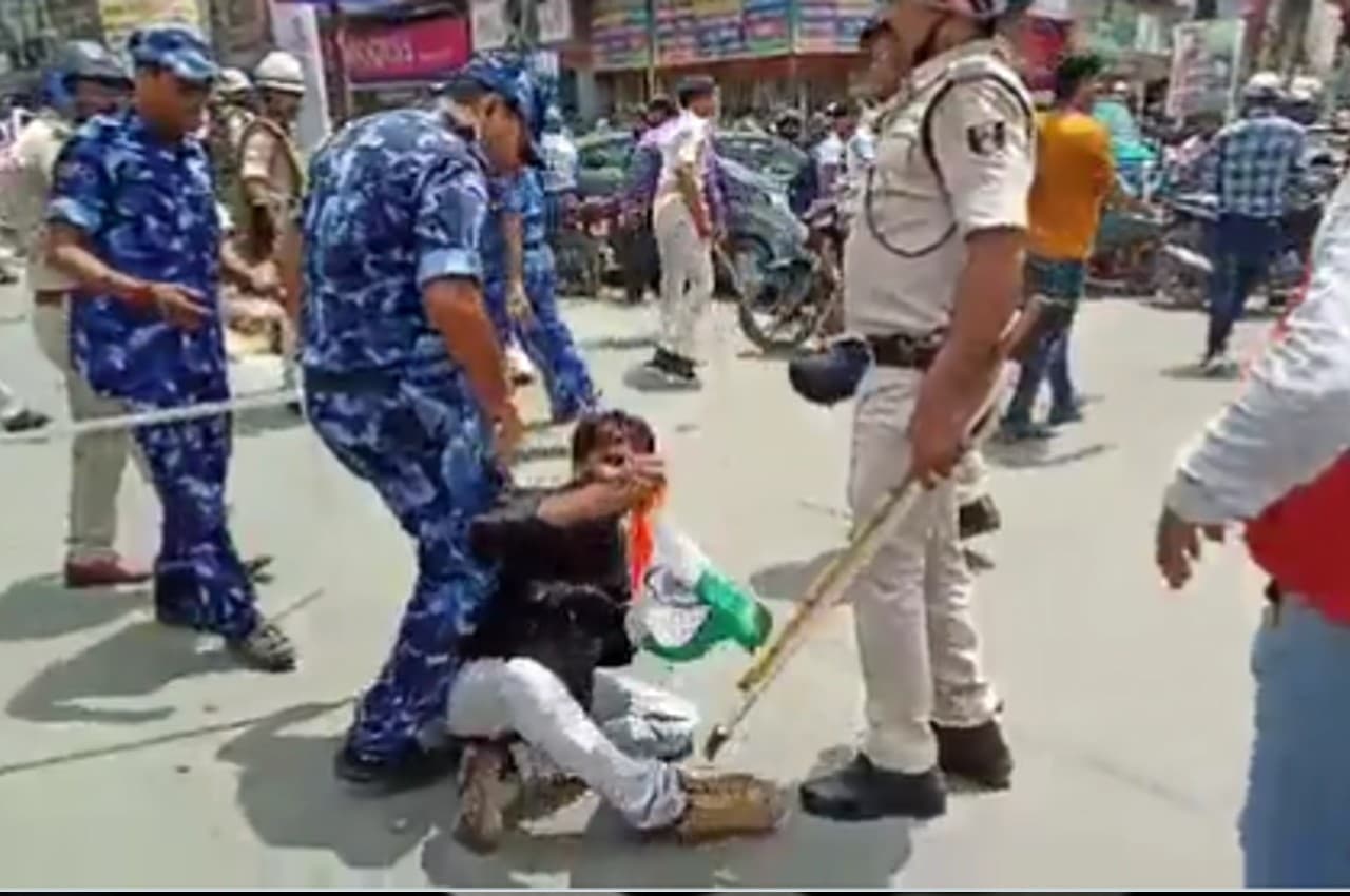 Bihar: पटना में नौकरी मांगने पर मिली लाठियां, शिक्षक भर्ती बहाली की मांग कर रहे थे छात्र