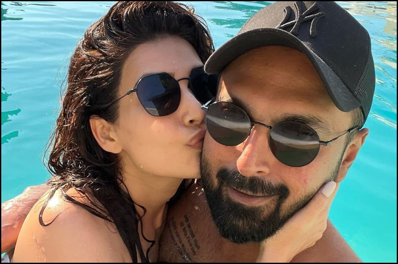 Karishma Tanna ने शेयर की हबी वरुण बंगेरा के साथ सिजलिंग पिक्स, सोशल मीडिया का तापमान बढ़ा