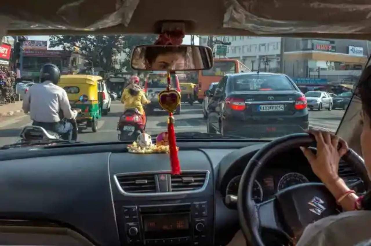Basic Driving Tips: Accident से बचना है, तो अपनाएं ये खास Tips and Tricks