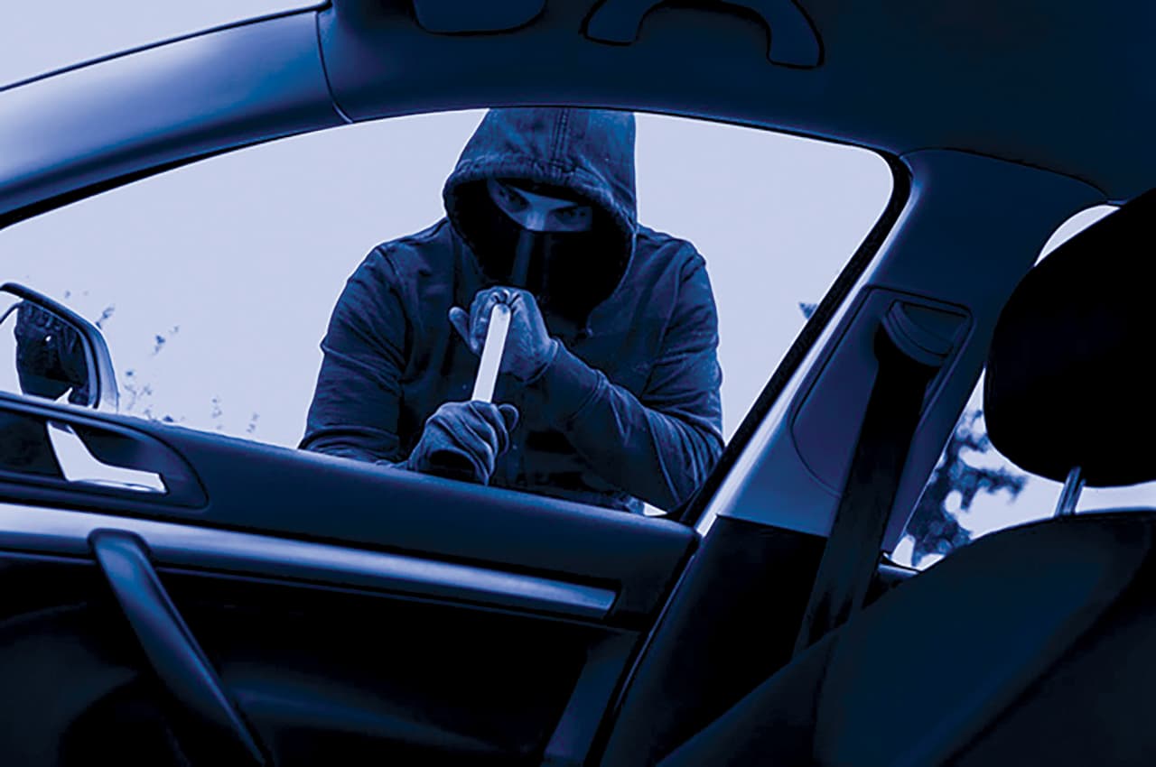 Ghaziabad: एक ही रात में कॉलोनी की 20 कारों से बैटरियां चोरी, CCTV फुटेज देख कॉलोनी वाले दंग