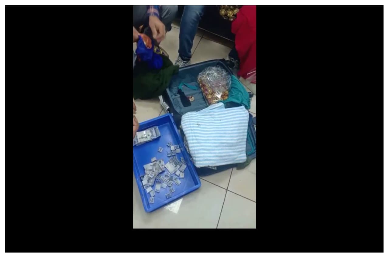 Video: लहंगे में मिले 41 लाख के बटन! चौंक गए एयरपोर्ट अधिकारी